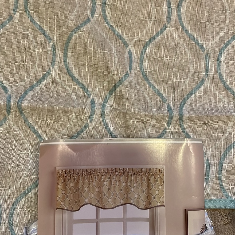 Valance - Picture 2 of 4